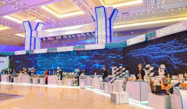 Президент Туркменистана посетил многопрофильную выставку в рамках молодёжного форума