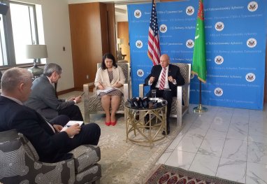 ABD'nin Türkmenistan Büyükelçisi basın toplantısı düzenledi