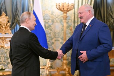 Putin Lukaşenkony degşip iňlis dilinde salam berip garşylady
