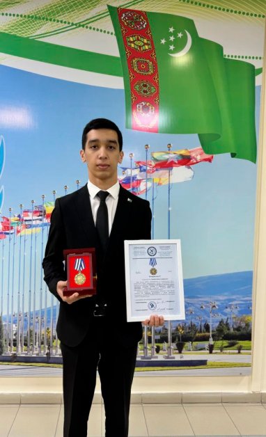 Студент из Туркменистана получил памятный знак за активные научные исследования