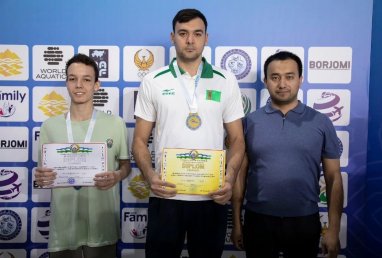 Merdan Ataýew suwda ýüzmek boýunça Özbegistanyň açyk çempionatynda ýene bir altyn medaly eýeledi