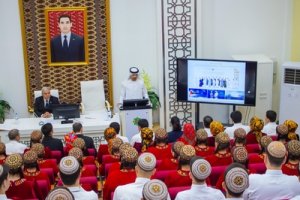 BAE-niň ilçisi türkmen talyplarynyň öňünde sapak berdi