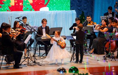 В Ашхабаде состоялся новогодний концерт оркестра Тахира Атаева