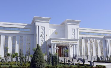 Гурбангулы Бердымухамедов поздравил с Курбан байрамы Президента Туркменистана