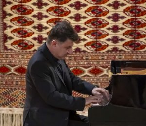 Заслуженный артист Туркменистана Владимир Мкртумов даст ряд концертов 