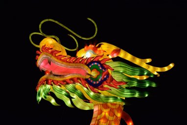 Гигантского дракона из 38 тысяч воздушных шаров создали в Гонконге