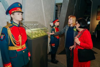 Türkmenistanly Galina Mämmedowa Leningradyň  muzeýine ýagydärlik surat gowşurdy