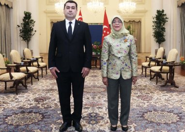 Türkmen diplomaty Singapuryň Prezidenti bilen duşuşdy