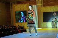 Фоторепортаж: Показ мод узбекской одежды от дизайн центра «Sharq liboslari» в Ашхабаде
