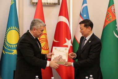 Новая книга Президента Туркменистана пополнила библиотечный фонд Тюркской Академии