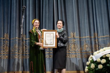 Актриса из Туркменистана награждена за лучшую женскую роль на театральном фестивале ТЮРКСОЙ