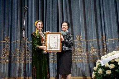 An actress from Turkmenistan was awarded for best actress at the TURKSOY theater festival