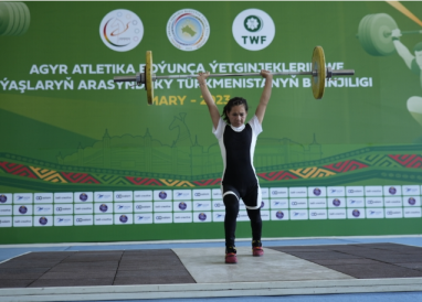 Стартовал чемпионат Туркменистана по тяжелой атлетике среди юношей и юниоров