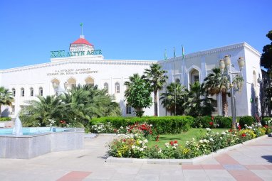 В Туркменистане наградили победителей олимпиады по информатике среди школьников