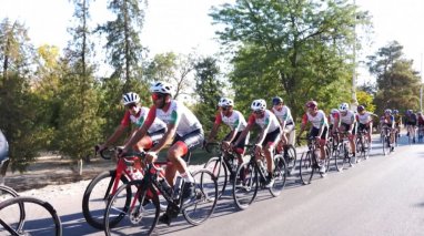 Велосипедисты Туркменистана и ОАЭ тренируются вместе в Ашхабаде