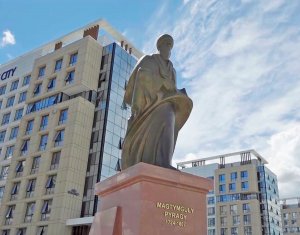 Гурбангулы Бердымухамедов принял участие в открытии монумента Махтумкули в Астане