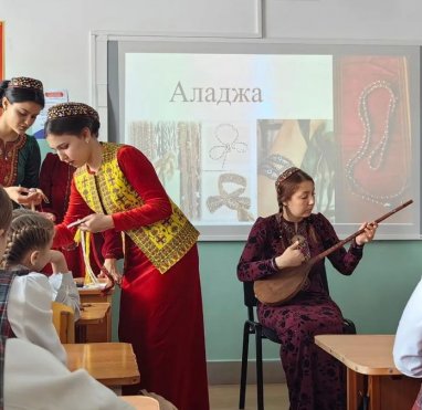 Turkmen students gave a master class on national culture at the Lyceum of Tatarstan