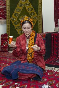 Competition among carpet weavers at the National Museum of the Turkmen Carpet