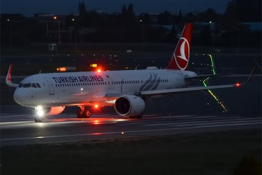 Авиакомпания Turkish Airlines отменила почти 240 рейсов в Стамбуле из-за снегопада