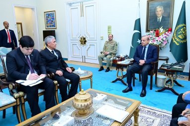 Türkmenistan’ın Pakistan büyükelçisi, Pakistan Başbakanı ile görüştü