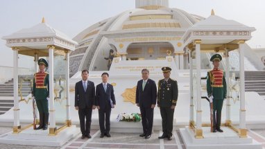 Koreýa Respublikasynyň daşary işler ministri Türkmenistanyň Garaşsyzlyk binasyna gül goýdy