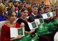 Фоторепортаж с торжественного вручения паспортов новым гражданам Туркменистана