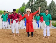 Фоторепортаж с торжеств, организованных в международном ахалтекинском конно-спортивном комплексе по случаю национального дня туркменского скакуна