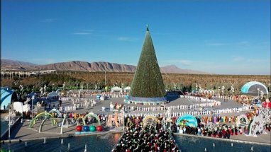 «МИР 24» подготовил новогодний репортаж из Ашхабада о самой высокой ёлке в СНГ