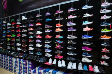 В ашхабадском магазине Alem Sport apparels and shoes представлена спортивная обувь мировых брендов