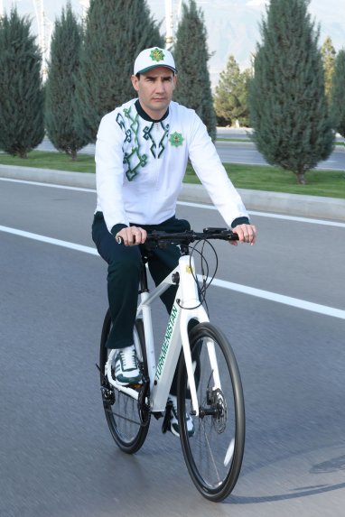 Сердар Бердымухамедов принял участие в массовом велопробеге по случаю Всемирного дня здоровья