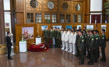 В Государственном музее Туркменистана открылась выставка «На страже благословенного Отечества»