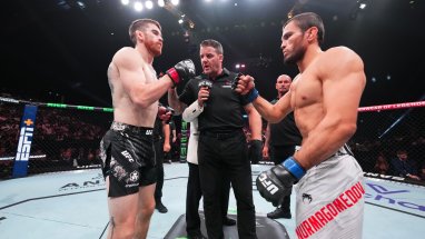 Умар Нурмагомедов одержал победу над Кори Сэндхагеном в главном бою UFC в Абу-Даби