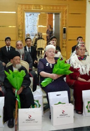 Röwşen aýakgaplary presented gifts to home front workers and WWII veterans