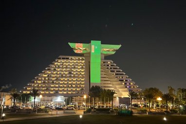 Отель Sheraton Grand Doha окрасился в цвета флага Туркменистана