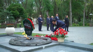 Консул Туркменистана Голлиев возложил цветы к Вечному огню в Астрахани