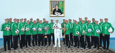 Глава Халк Маслахаты лично поздравил футболистов «Аркадага» с победами
