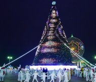 Photo story: The main Christmas tree of the country lit up in Turkmenistan