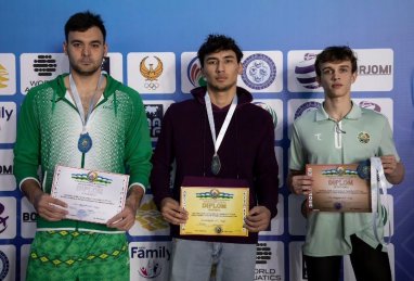Merdan Ataýew suwda ýüzmek boýunça Özbegistanyň açyk çempionatynda 50 metr aralyga arkanlaýyn ýüzmekde kümüş medal gazandy