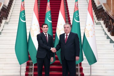 Türkmenistanyň we Täjigistanyň Prezidentleri strategiki hyzmatdaşlygy çuňlaşdyrmak hakynda Jarnama gol çekdiler
