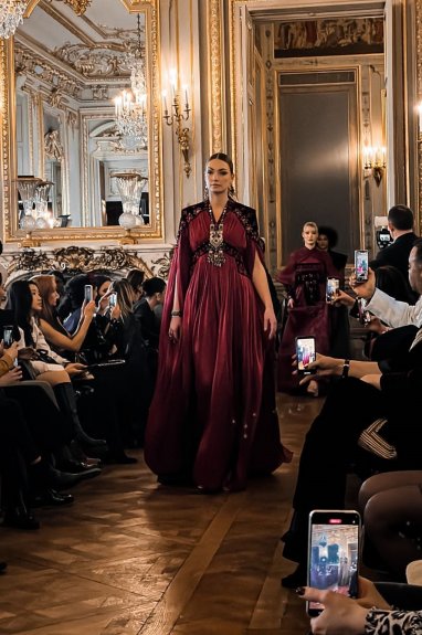 Туркменский дом моды Asman представил свою коллекцию на Oriental Fashion Show в Париже