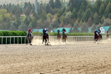 Turkmenistan hosts festive horse races to celebrate Independence Day