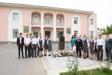 В Ашхабаде состоялась церемония возложения цветов к памятнику Гагарина