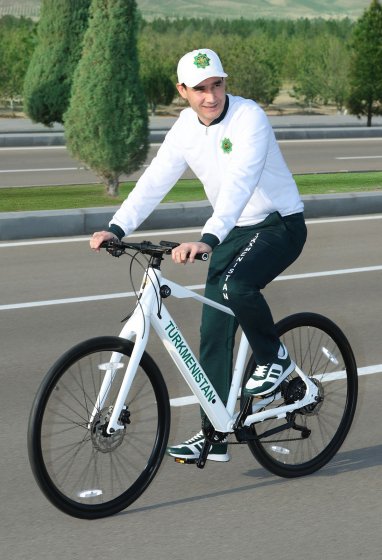 В Туркменистане состоялись массовые велопробеги