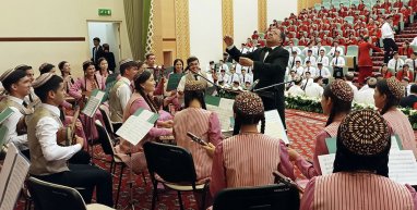 Оркестр народных инструментов специальной музыкальной школы Ашхабада дал концерты в двух вузах