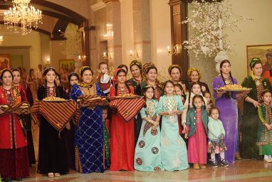 Women and girls of Turkmenistan will receive cash gifts by March 8