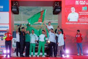 Туркменские гонщики завоевали серебро и бронзу в общем зачете ралли «Шелковый путь-2024»