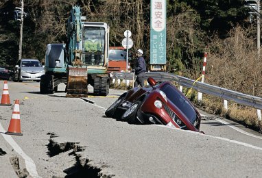 Число жертв разрушительных землетрясений в Японии достигло 55 человек