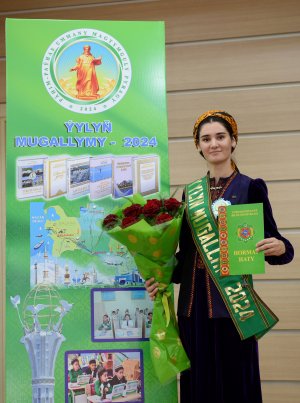 Türkmenistan'da 2024 yılının en iyi öğretmeni ve en iyi eğitimcisi seçildi