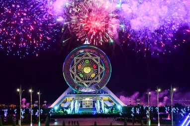 Photo report: Fireworks on the square in front of the Alem Cultural and Entertainment Center in Ashgabat
