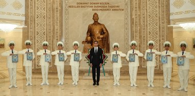 The President of Turkmenistan presented the keys to cars to the director of the new military school